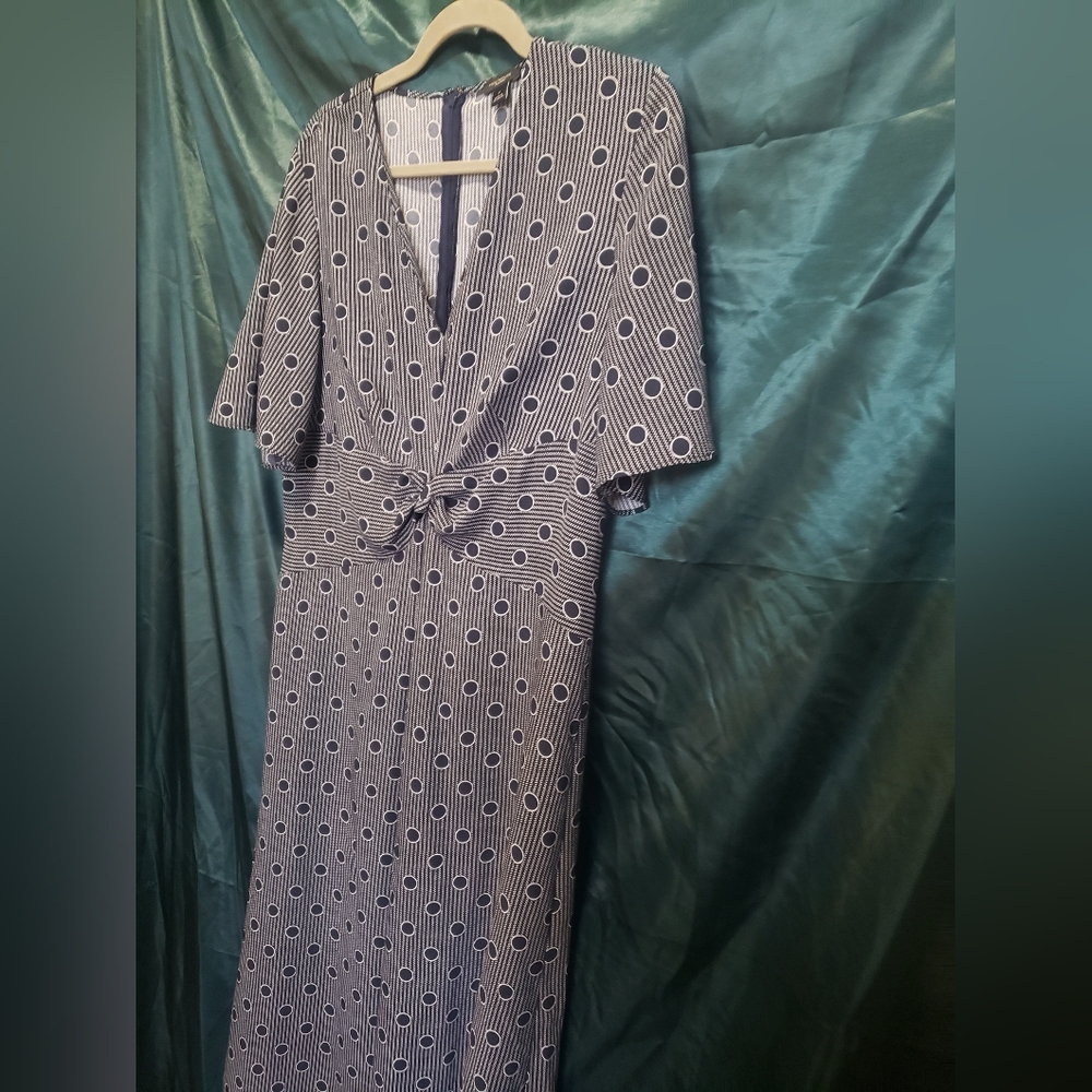 Amazing Anne Taylor 100% Polyester Navy & White Geometeic Flattering Midi Dress
